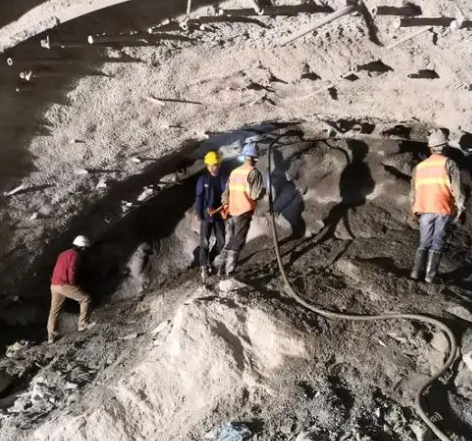 新华隧道拱顶带模注浆料，微膨胀注浆料的特点及施工工艺